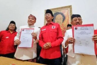 Eri Cahyadi - Armuji saat mendaftar ke kantor DPC PDIP Surabaya sebagai pasangan calon dalam Pilkada 2024 | Foto: dok. Istimewa