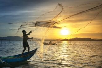 Ilustrasi Nelayan menangkap ikan di laut (Pixabay)