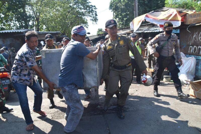 Penertiban PKL di Pasar Loak Dupak Surabaya | Foto: Istimewa