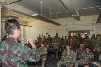 Komandan Unsur Tugas, Mayor Marinir Lukman Susanto, memberikan materi Jungle Survival, kepada peserta Latma Rimpac 2024, di ruang kelas US Marine, MCBH, Amerika Serikat, Sabtu (06/07/2024) | Foto: tni.mil.id