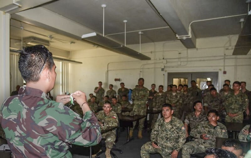 Komandan Unsur Tugas, Mayor Marinir Lukman Susanto, memberikan materi Jungle Survival, kepada peserta Latma Rimpac 2024, di ruang kelas US Marine, MCBH, Amerika Serikat, Sabtu (06/07/2024) | Foto: tni.mil.id
