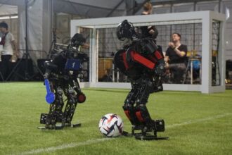 Robot Ichiro ITS (kiri) saat bertanding pada ajang RoboCup 2024 di Eindhoven, Belanda | Foto: dok. Humas ITS