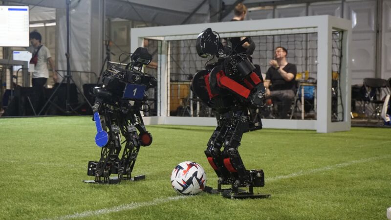 Robot Ichiro ITS (kiri) saat bertanding pada ajang RoboCup 2024 di Eindhoven, Belanda | Foto: dok. Humas ITS