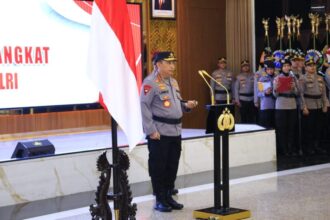 Kapolri Jenderal Listyo Sigit Prabowo memimpin upacara kenaikan pangkat 16 perwira tinggi di Rupattama, Mabes Polri, Jakarta, Kamis (15/8/2024) | Foto: Hum-Polri