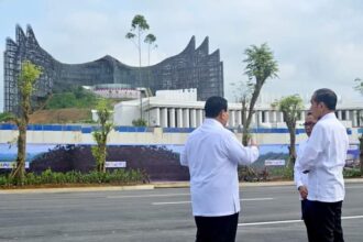 Presiden Joko Widodo didampingi Menteri Pertahanan Prabowo Subianto meninjau progres pembangunan IKN, Kabupaten Penajam Paser Utara, Provinsi Kalimantan Timur, Senin (12/8/2024) pagi | Foto: BPMI Setpres