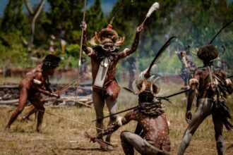 Atraksi perang suku menjadi salah satu daya tarik Festival Budaya Lembah Baliem (FBLB)" 2024 | Foto: Kemenparekraf