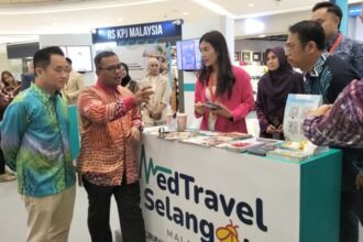 Menteri Besar Selangor, Dato' Seri Amirudin Shari (dua dari kiri) saat mengunjungi stan peserta MedTravel Selangor di TP 6 Surabaya, Kamis (1/8/2024) | Foto: T1/BicaraIndonesia.id