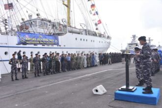 Upacara militer pemberangkatan KRI Bima Suci di Dermaga Mako Koarmada II, Ujung, Surabaya, Kamis (1/8/2024) | Foto: Dispen Koarmada II