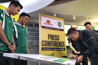 Penandatanganan kerjasama di kantor pemasaran Persebaya Surabaya di kawasan Sutos, Sabtu (3/8/2024) | Foto: T1/Bicaraindonesia.id