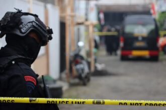 Tim Densus 88 dan Polda Jawa Timur melakukan penggeledahan rumah kontrakan tersangka HOK di Desa Junrejo, Kecamatan Junrejo, Kota Batu, Jawa Timur, Kamis (1/8/2024) | Foto: dok. Polri