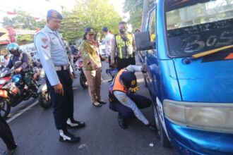 Petugas melakukan penggembosan terhadap kendaraan yang diparkir di bawah rambu larangan parkir | Foto: dok. Pemkot Surabaya