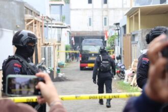 Tim Densus 88 dan Polda Jawa Timur melakukan penggeledahan rumah kontrakan tersangka HOK di Desa Junrejo, Kecamatan Junrejo, Kota Batu, Jawa Timur, Kamis (1/8/2024) | Foto: dok. Polri