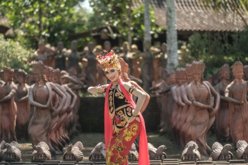 Ilustrasi: Penari Gandrung membawakan seni pertunjukan Gandrung di Taman Gandrung Terakota yang terletak di Krajan, Tamansari, Banyuwangi, Jawa Timur, Rabu (01/12/2021) | Foto: dok. Kemenparekraf