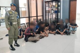 Belasan orang diamankan usai terjaring patroli Asuhan Rembulan di Surabaya pada Minggu (4/8/2024) dini hari | Foto: dok. Satpol PP Surabaya