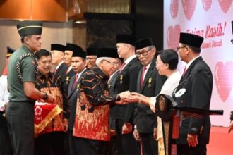 Wapres K.H. Ma’ruf Amin secara simbolis menyematkan Tanda Kehormatan Satyalancana Kebaktian Sosial kepada 26 perwakilan DDS dari 26 provinsi | Foto: BPMI Setwapres