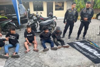 Keempat remaja ala gangster saat diamankan Polisi Surabaya | Foto: Istimewa