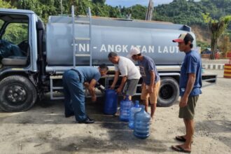 Warga terlihat antre untuk mendapatkan air bersih yang disediakan oleh Lanal Tolitoli | Foto: Dispen Koarmada II