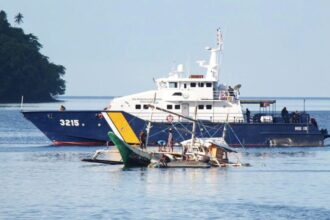 dok. Kapal Pengawas Kelautan dan Perikanan Hiu 15 mengamankan kapal berbendera asing yang melakukan praktik illegal fishing di wilayah Laut Sulawesi pada Rabu (22/11/2023) | Foto: dok. KKP