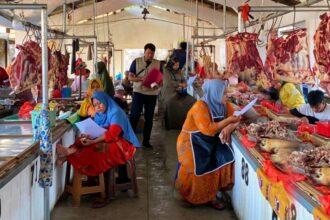 Tim Monitoring Daging RPH melakukan sosialisasi Surat Edaran kepada pedagang Pasar Arimbi Surabaya, Jumat (9/8/2024) | Foto: RPH Surabaya