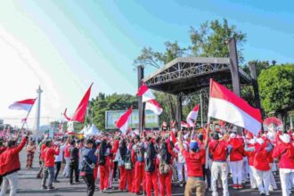 Puluhan ribu masyarakat DKI Jakarta turut menyemarakkan prosesi kirab Bendera Merah Putih | Foto: dok. Pemprov DKI