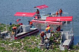 Prajurit TNI AD melakukan pembersihan Sungai Citarum menggunakan perahu ponton | Foto: dok. Dispenad