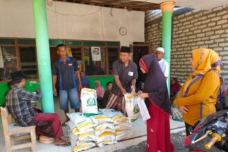 Penyaluran bantuan pangan beras di Desa Pangongsean, Kecamatan Torjun, Kabupaten Sampang, Jawa Timur, Jumat (16/8/2024) | Foto: Istimewa