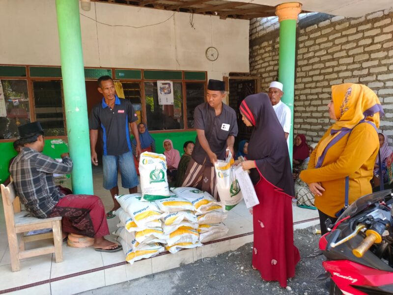 Penyaluran bantuan pangan beras di Desa Pangongsean, Kecamatan Torjun, Kabupaten Sampang, Jawa Timur, Jumat (16/8/2024) | Foto: Istimewa