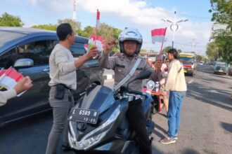 Pembagian bendera Merah Putih menjadi bagian dari rangkaian peringatan HUT ke-3 Aliansi Wartawan Sampang (AWAS) | Foto: Istimewa