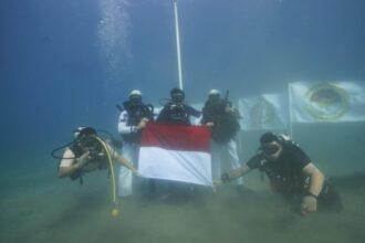 Upacara pengibaran Bendera Merah Putih dari dasar laut | Foto: Dispen Koarmada II