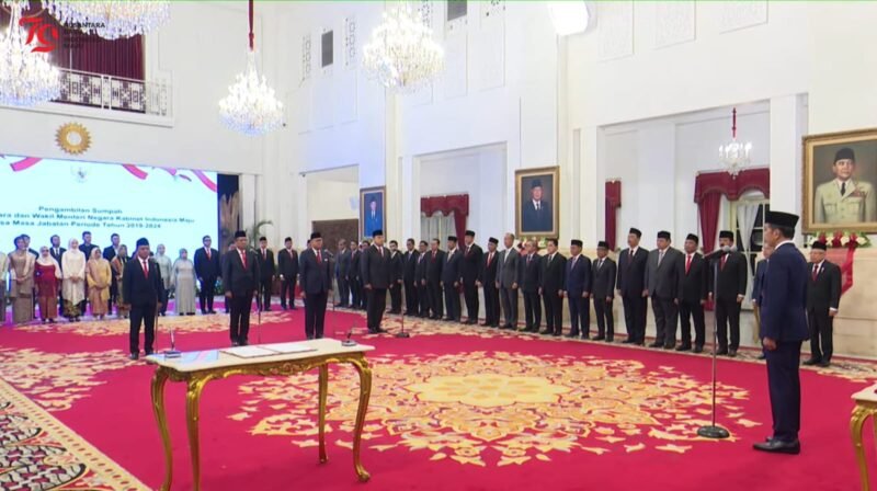 Presiden RI Jokowi melantik tiga menteri negara dan satu wakil menteri negara Kabinet Indonesia Maju di Istana Negara, Jakarta, Senin (19/08/2024) pagi | Source: Yt/BPMI Setpres