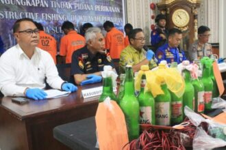 Konferensi pers ungkap kasus destructive fishing yang berlangsung di Mako Ditpolairud Polda Sulteng, Wani, Kabupaten Donggala, Kamis (22/8/2024) | Foto: Hum-PoldaSulteng