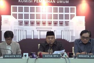 Ketua Komisi Pemilihan Umum (KPU) RI, Mochammad Afifuddin (tengah) dalam konferensi pers di Kantor KPU RI Pusat, Jakarta, Jumat 23 Agustus 2024.