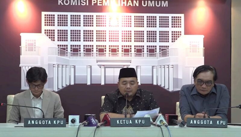 Ketua Komisi Pemilihan Umum (KPU) RI, Mochammad Afifuddin (tengah) dalam konferensi pers di Kantor KPU RI Pusat, Jakarta, Jumat 23 Agustus 2024.
