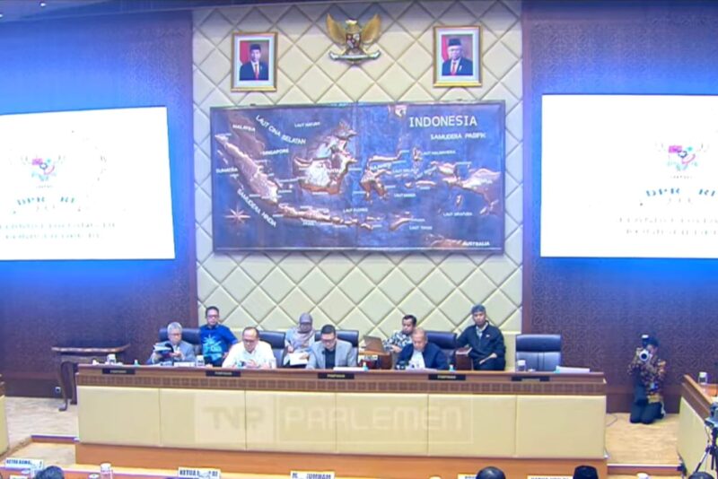 Rapat Dengar Pendapat (RDP) Komisi II DPR RI di Ruang Rapat Komisi II DPR RI, Senayan Jakarta, Minggu (25/8/2024) | Source: Yt/DPR RI