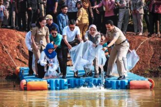 Ada sekitar 10.000 benih ikan nila yang ditebar di Waduk Batu Bangkong, Cipayung, Jakarta Timur | Foto: Kominfo DKI Jakarta