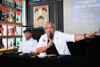 Ketua Masyarakat Anti-Korupsi Indonesia (MAKI) Jawa Timur, Heru Prasetyo (kanan) saat konferensi pers di One Deck Cafe Gastropub, Surabaya, Senin (26/8/2024) | Foto: Ariandi K/BI