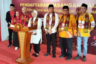 Bakal calon gubernur dan wakil gubernur Jawa Timur, Tri Rismaharini bersama KH Zahrul Azhar Asumta atau Gus Hans, saat mendaftar di Kantor KPU Jatim, Kamis (29/8/2024) malam | Foto: Rob/Ist/BI