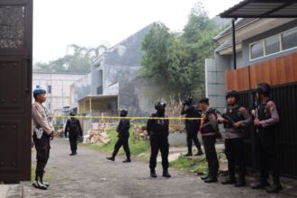 Tim Densus 88 saat melakukan penggeledahan di salah satu rumah kontrakan di Desa Junrejo, Kecamatan Junrejo, Kota Batu, Jawa Timur, Kamis (1/8/2024) | Foto: dok. Polri