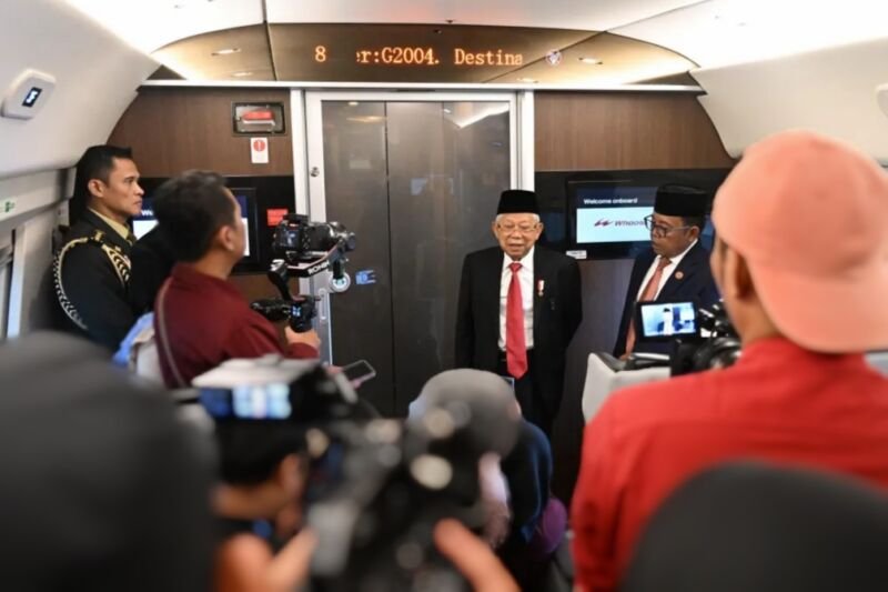 Wapres RI K.H. Ma’ruf Amin saat memberikan keterangan pers di dalam Kereta Cepat Whoosh, Bandung, Provinsi Jawa Barat, Kamis (1/8/2024) | Foto: Setwapres