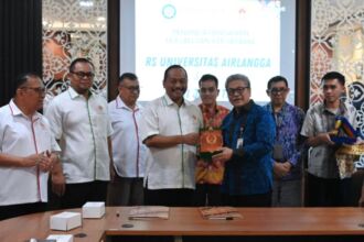 Penandatanganan kerjasama antara KONI Jawa Timur dan Rumah Sakit Universitas Airlangga (RSUA) di Ruang Prabu RSUA Surabaya, Kamis (1/8/2024) Foto: Istimewa