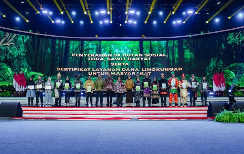 Penyerahan SK Tora dan Sertifikat di Festival LIKE 2, di Jakarta Convention Center (JCC), Jumat (9/8/2024) | Foto: BPMI Setpres