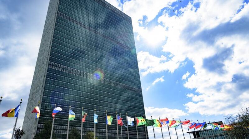 Pemandangan gedung Sekretariat dengan bendera negara-negara anggota di latar depan, di Markas Besar PBB, New York, Amerika Serikat| Foto: PBB/Manuel Elias