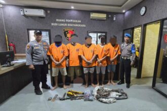 Pelaku pencurian kabel Telkom saat diamankan di Polsek Asemrowo, Polres Pelabuhan Tanjung Perak Surabaya | Foto: Istimewa