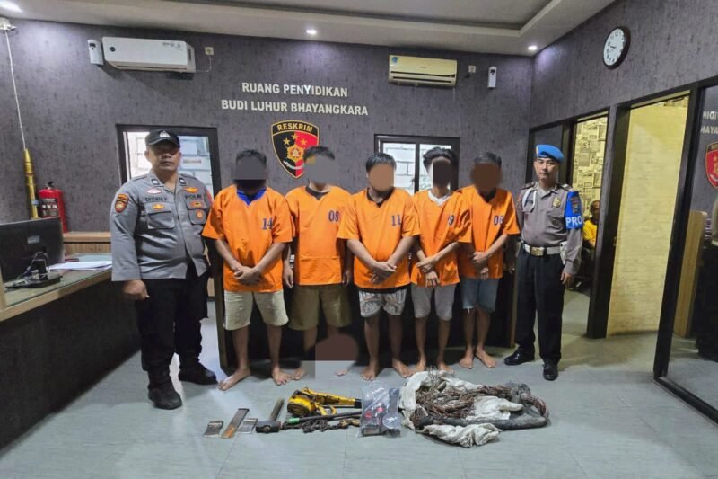 Pelaku pencurian kabel Telkom saat diamankan di Polsek Asemrowo, Polres Pelabuhan Tanjung Perak Surabaya | Foto: Istimewa
