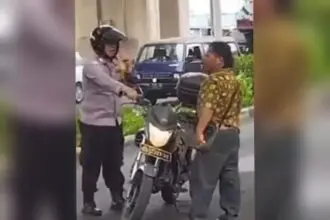 Tangkapan layar video viral saat Aiptu Agus menggagalkan ancaman pria bersenjata tajam di Pulogadung, Jakarta Timur, Kamis (5/9/2024) | Istimewa