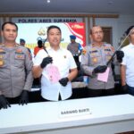 Polisi menunjukkan sejumlah barang bukti yang digunakan oleh para pelaku | Foto: Ark/BI