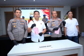 Polisi menunjukkan sejumlah barang bukti yang digunakan oleh para pelaku | Foto: Ark/BI