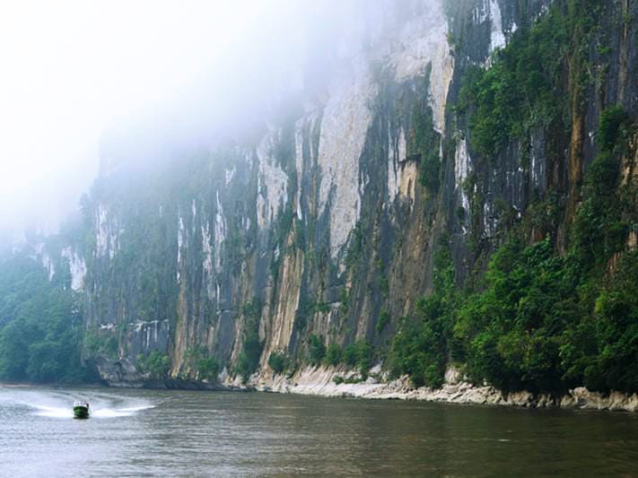 Ilustrasi: Sungai Mahakam di Kabupaten Mahulu, Kalimantan Timur | Source: Indonesia Travel