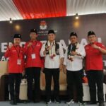 Kemeja putih: Pasangan Calon Wali Kota dan Wakil Wali Kota Surabaya, Eri Cahyadi-Armuji saat mendaftar ke Kantor KPU Surabaya, Rabu (28/8/2024) | Foto: dok. Rob/Istimewa