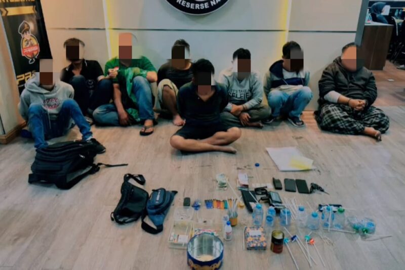 Terduga penyalahgunaan narkotika bersama barang bukti saat diamankan di Satresnarkoba Polrestabes Surabaya | Foto: dok. Polrestabes Surabaya